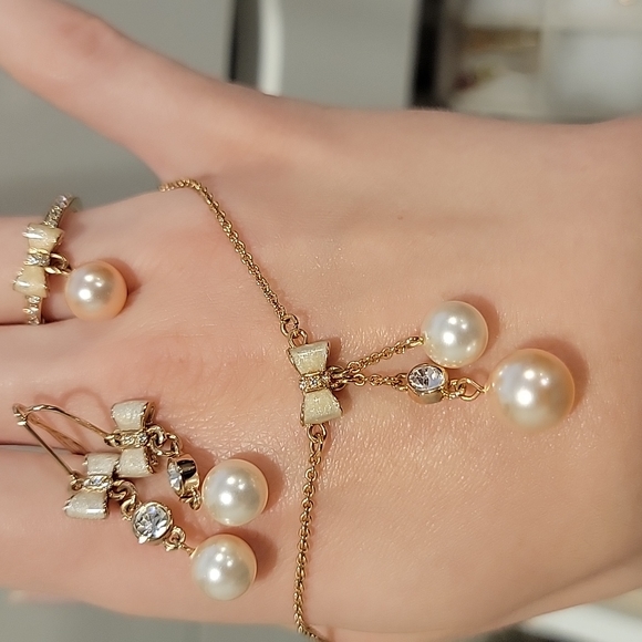 Pearl Rhinestone Bow Necklace Earring Ring Set Hong Kong - Picture 7 of 8